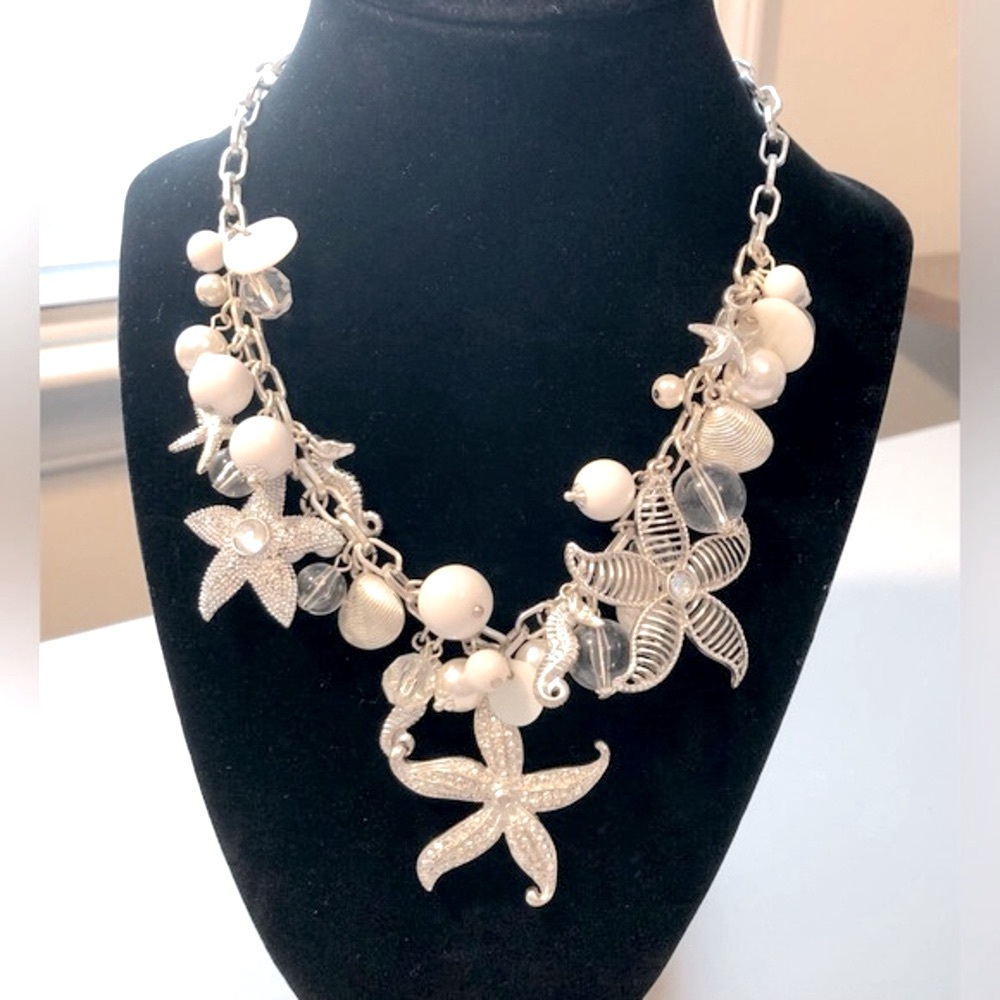 Fashion Necklace w/Silver Tone Seashells &White/Clear Beads